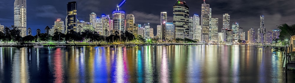 Horizonte de la ciudad durante la noche