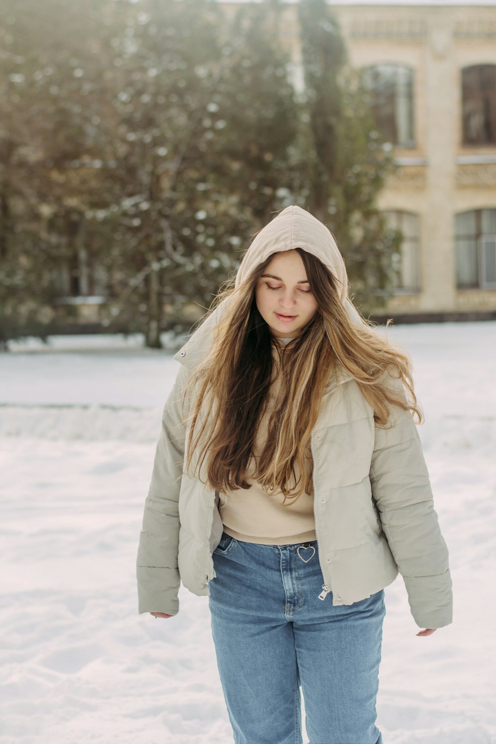 Foto Mujer con chaqueta beige y de pie en suelo cubierto de nieve durante día – Imagen Gris gratis en Unsplash