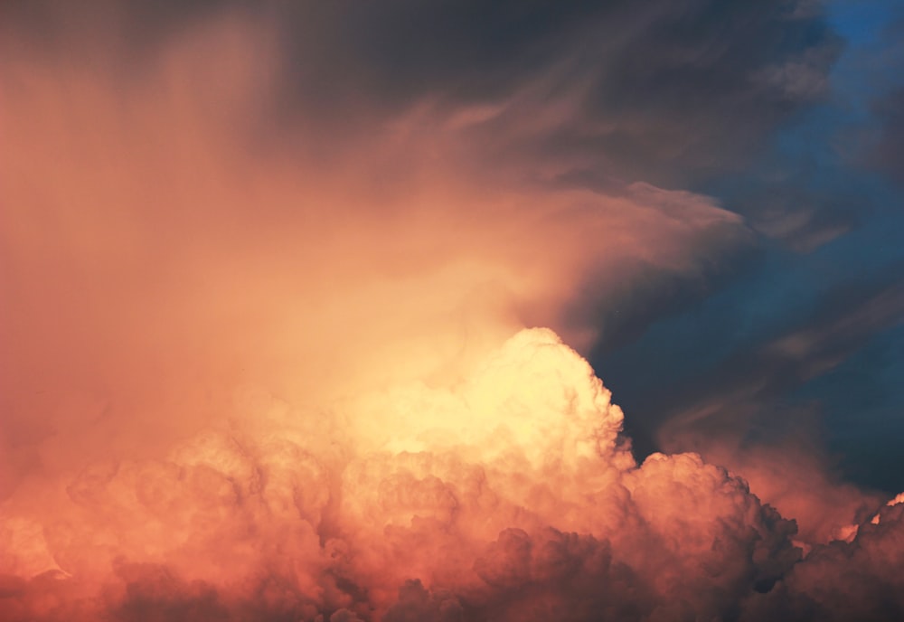 昼間の白い雲と青い空