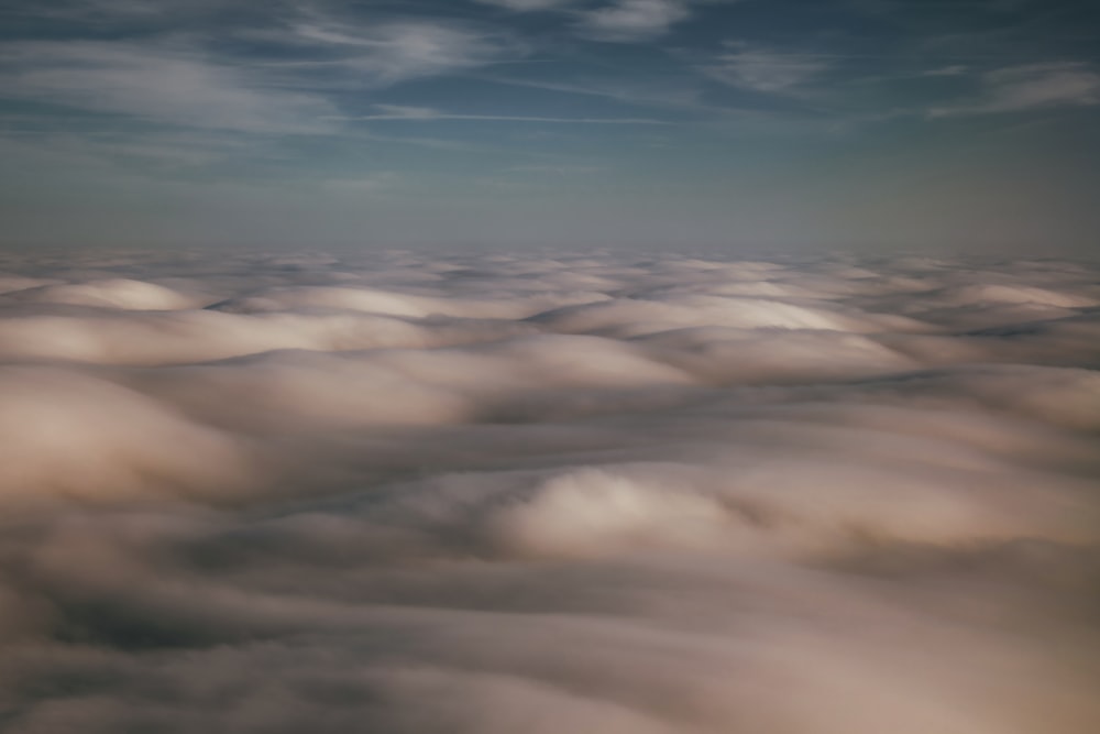 Nubes blancas y cielo azul durante el día