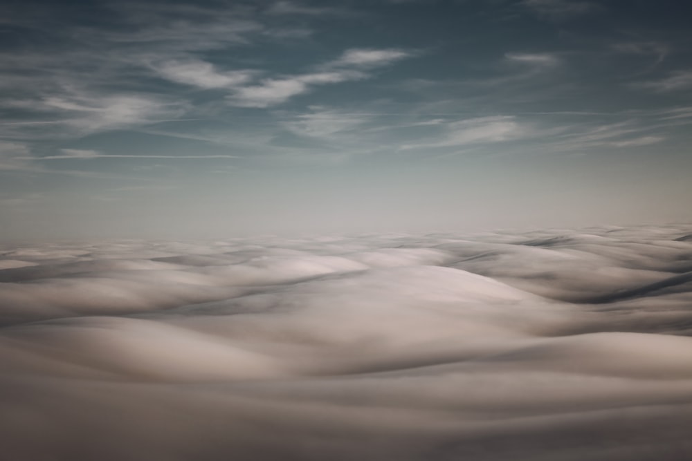 nuages blancs et ciel bleu pendant la journée