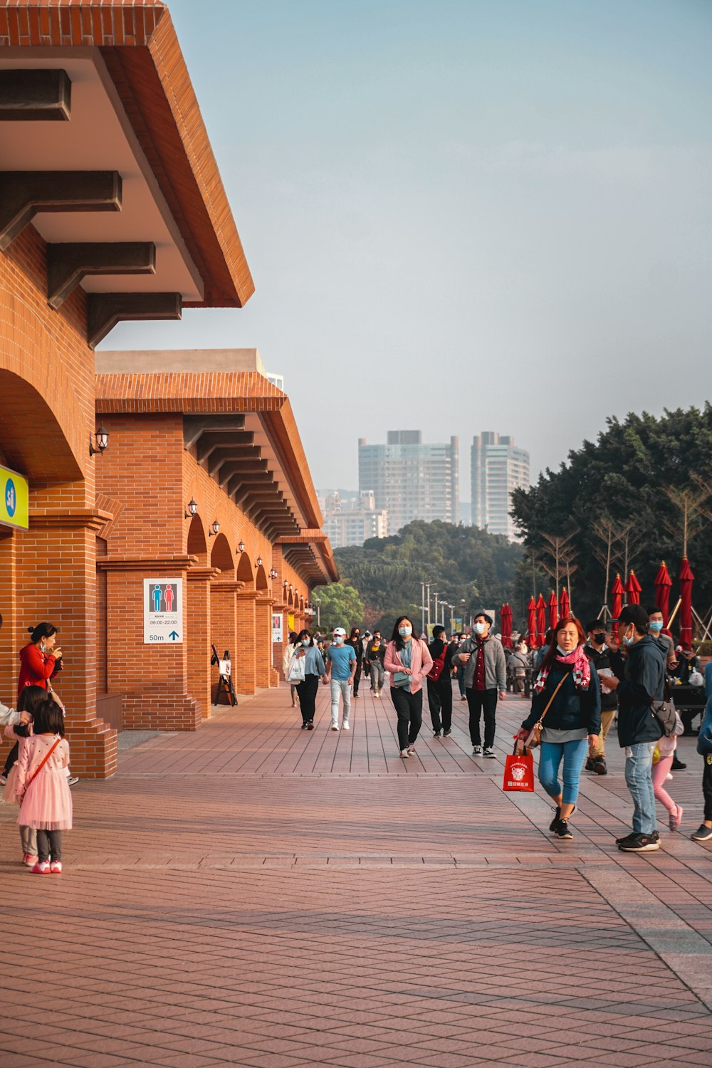 Personas que caminan por el carril peatonal durante el día