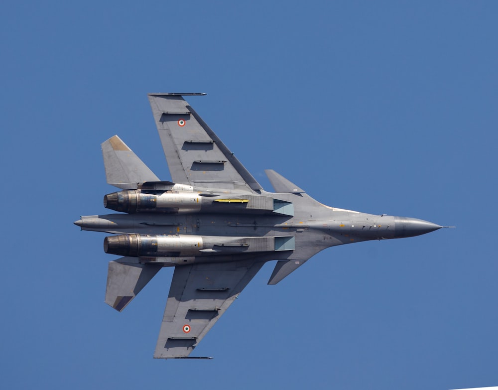 Avión de combate gris en el aire durante el día