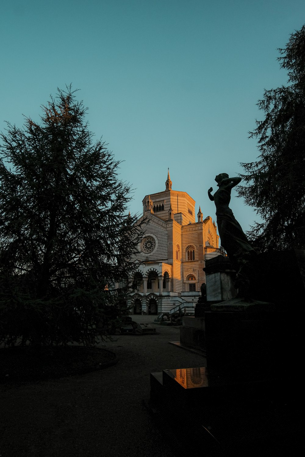 Iglesia de concreto marrón cerca de árboles verdes durante el día