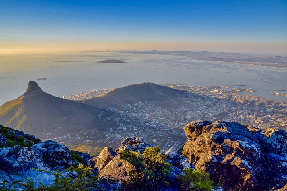 Vista aérea de montañas verdes y cuerpos de agua durante el día