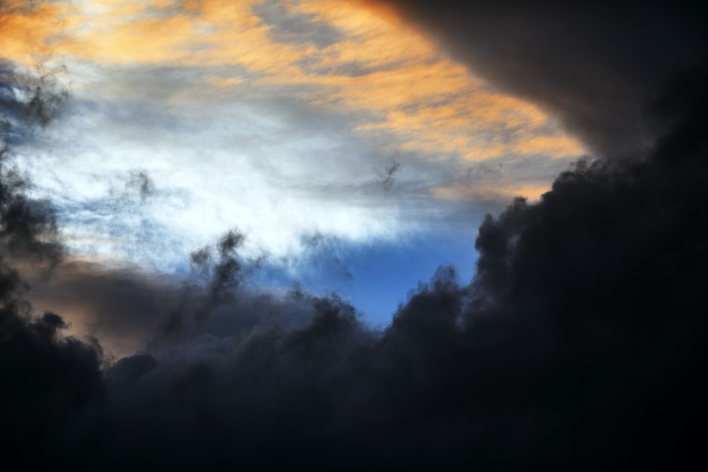 Weiße Wolken und blauer Himmel tagsüber