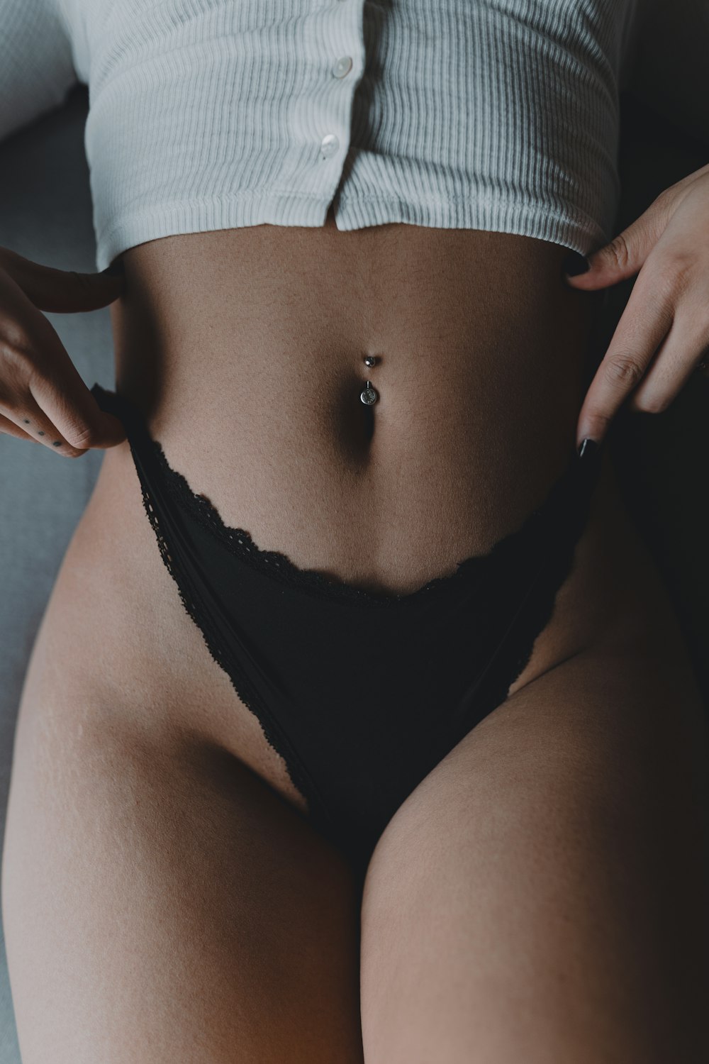 Foto mujer en panty negro acostada en la cama – Imagen Sensual gratis en  Unsplash