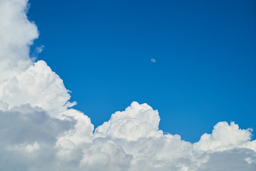 昼間の白い雲と青い空