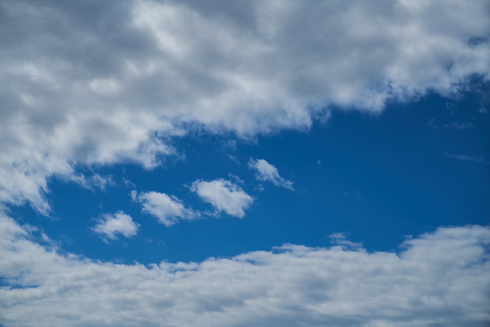 Weiße Wolken und blauer Himmel tagsüber