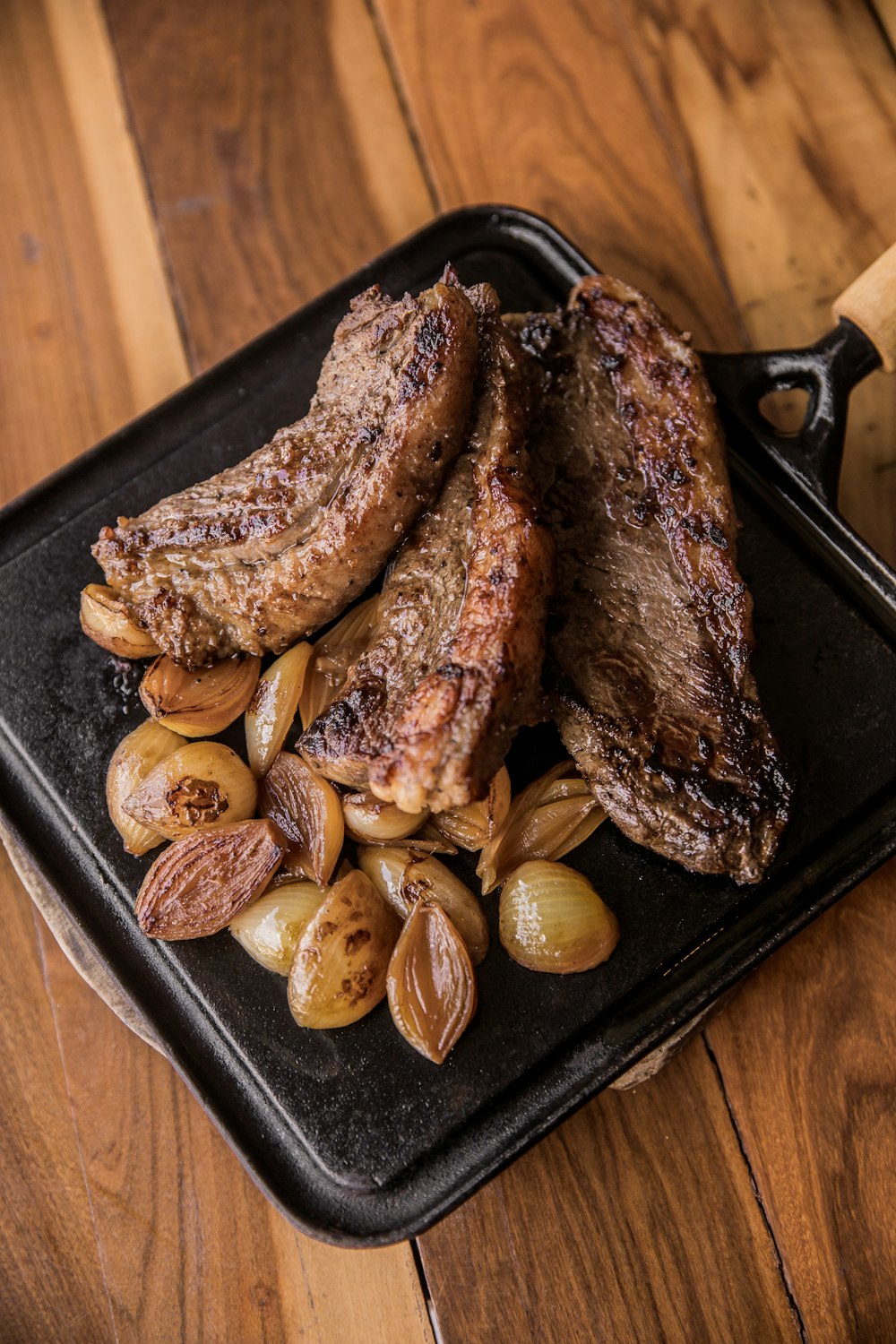 Carne a la brasa en bandeja negra