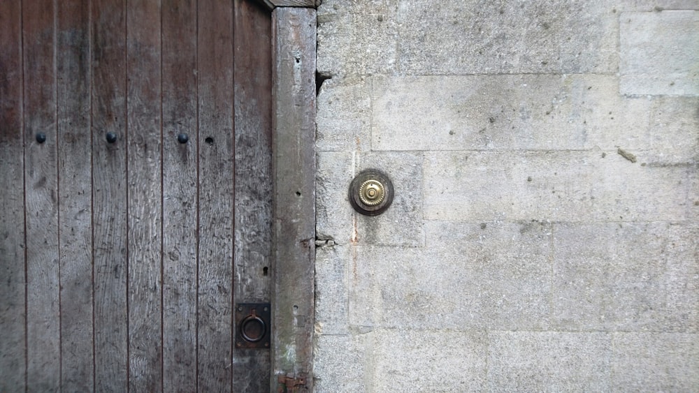porta de madeira cinzenta com maçaneta de ouro