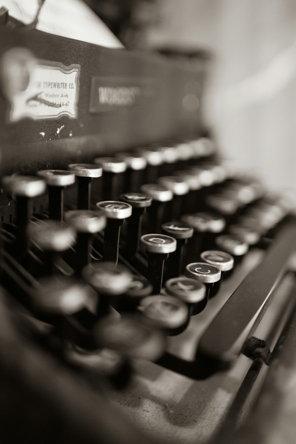 macchina da scrivere in bianco e nero sul tavolo