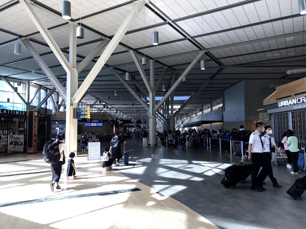 Gente caminando en una estación de tren