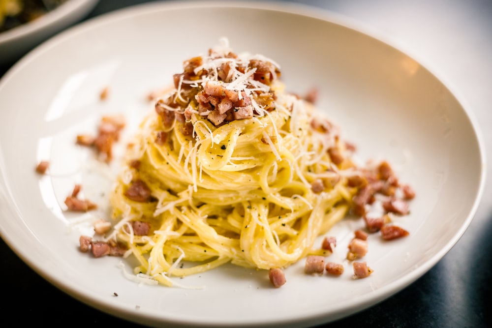 pasta su piatto di ceramica bianca