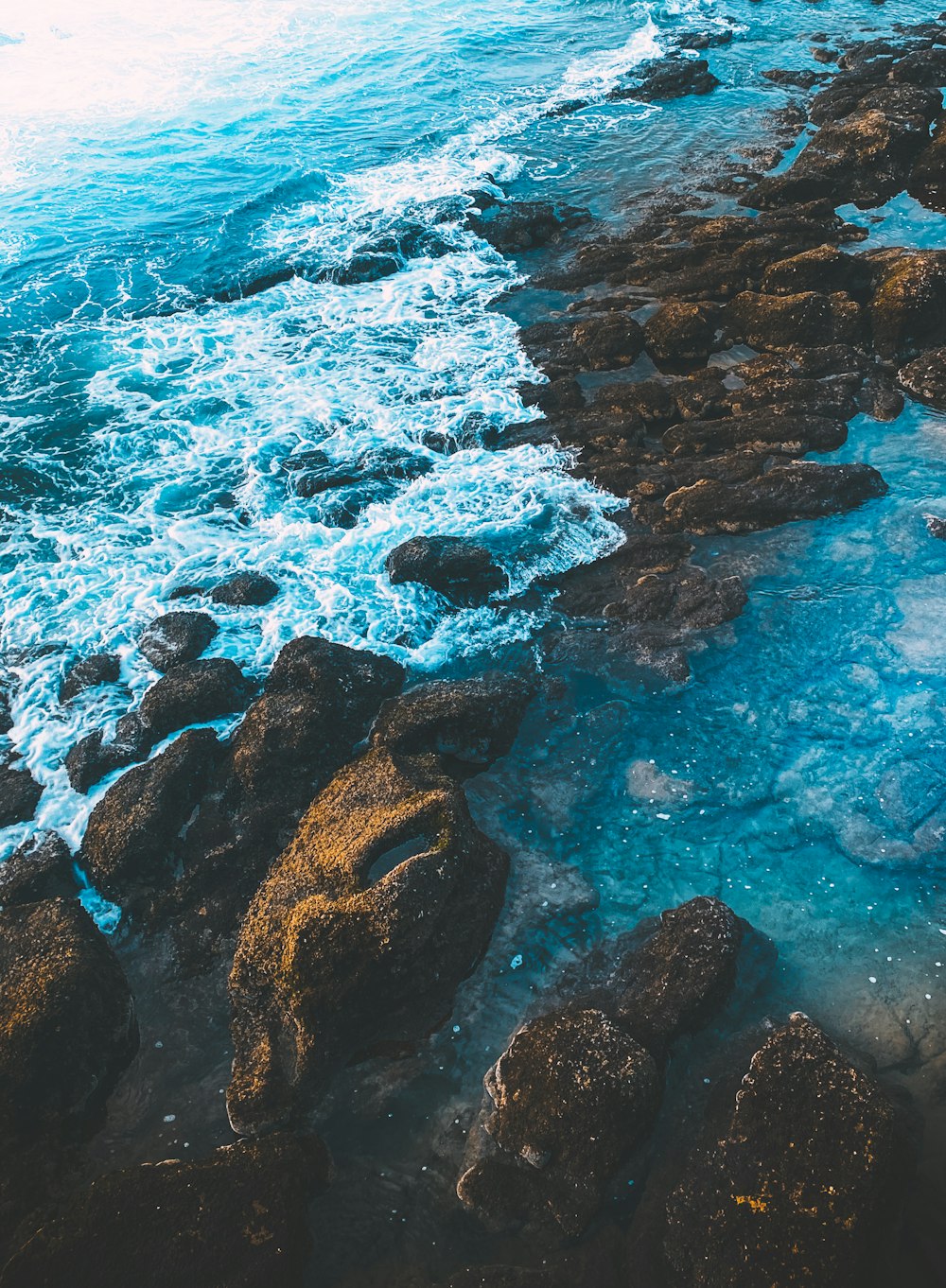 Formación de rocas marrones en el cuerpo de agua durante el día