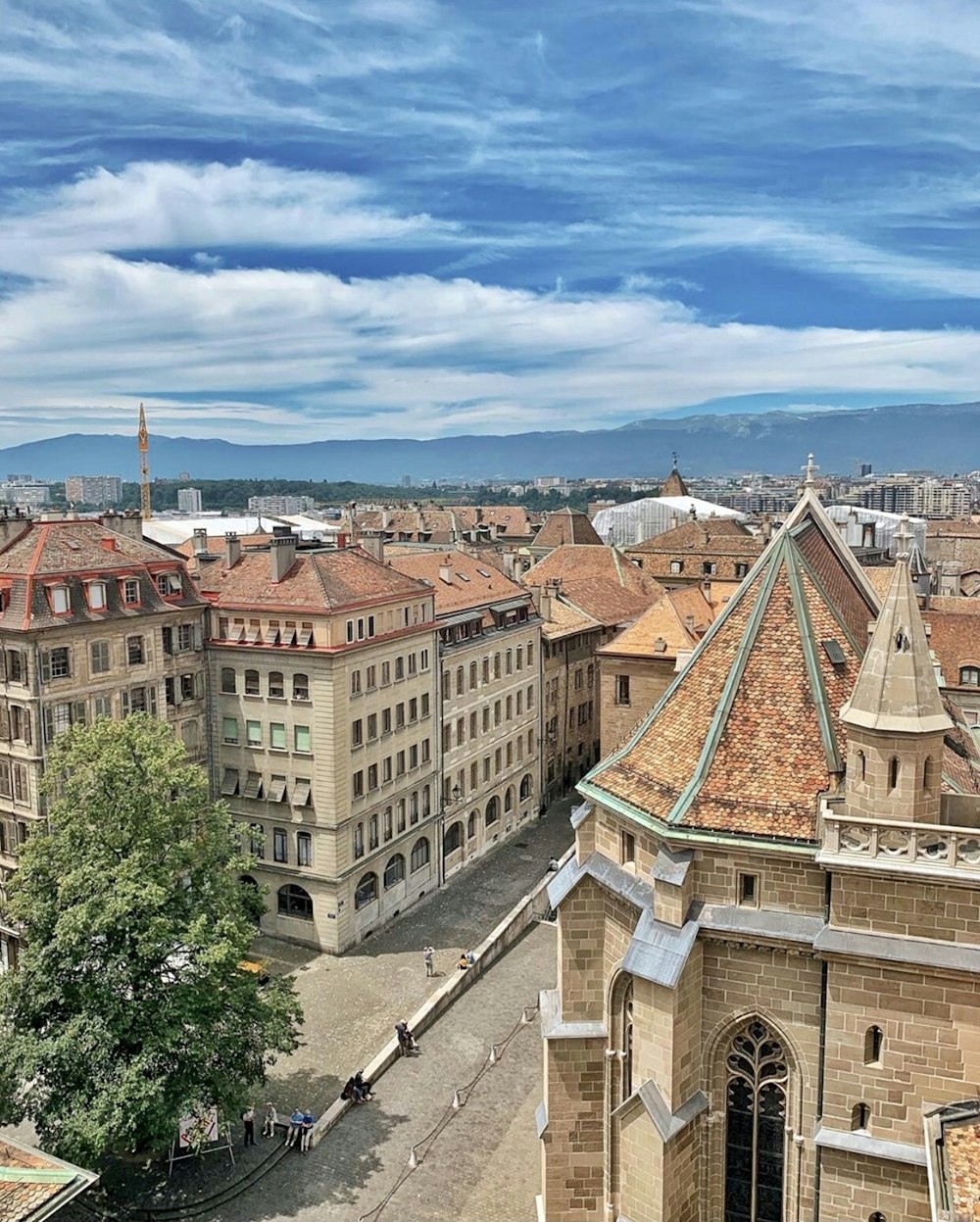 edifício de concreto marrom e branco sob o céu azul durante o dia