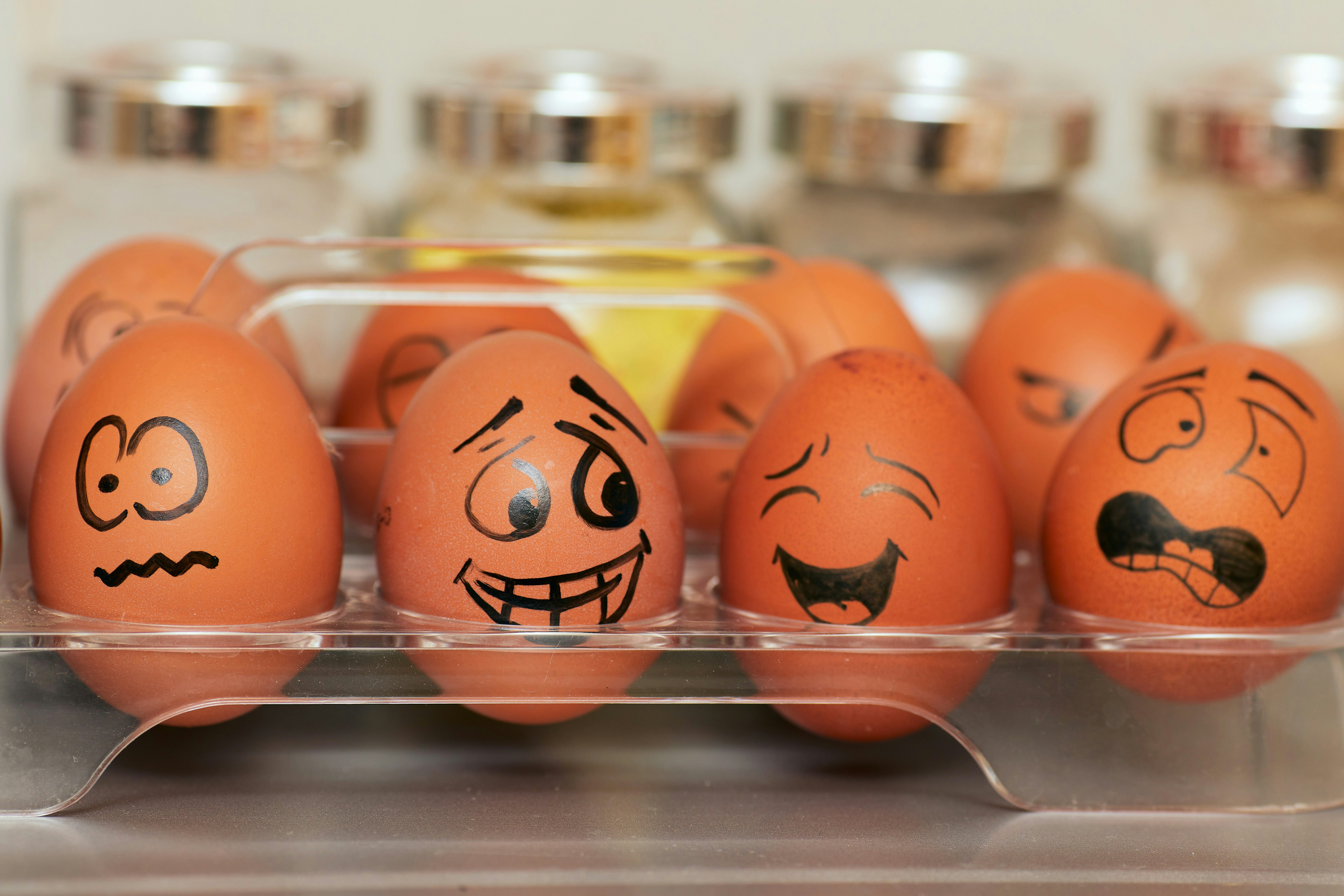 圖示：畫上各種表情的雞蛋。圖片來源為網路