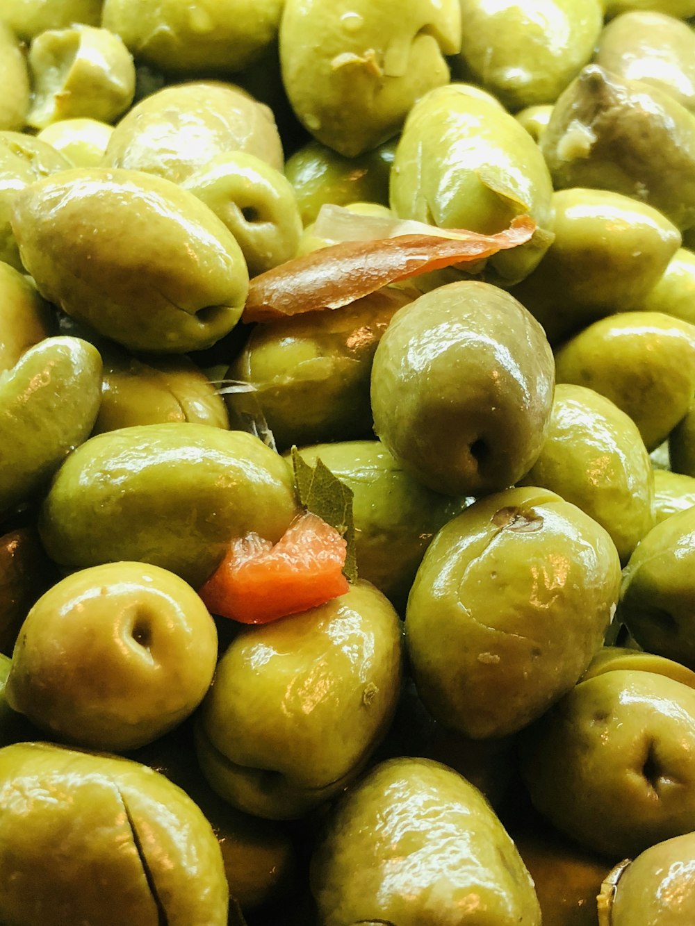 fruta da maçã verde ao lado da cenoura laranja