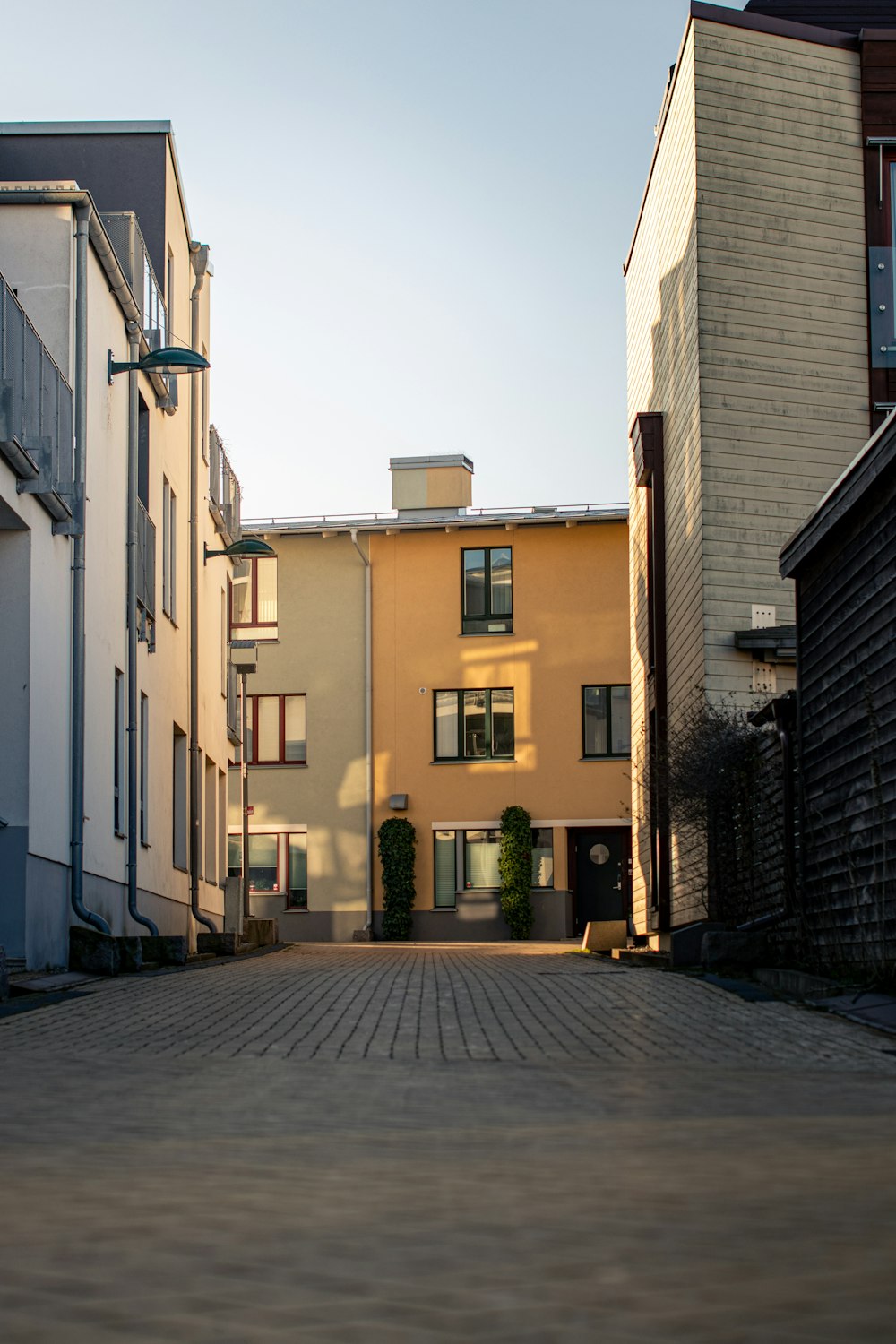 edificio in cemento bianco e marrone durante il giorno