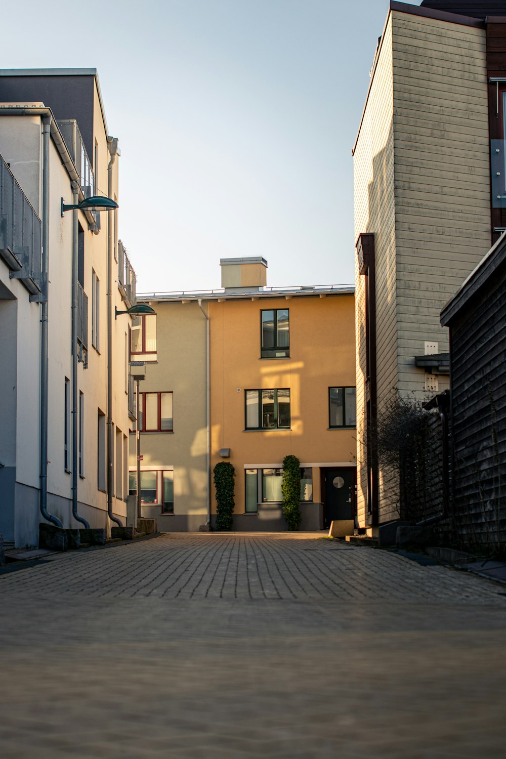 Edificio de hormigón blanco y marrón durante el día
