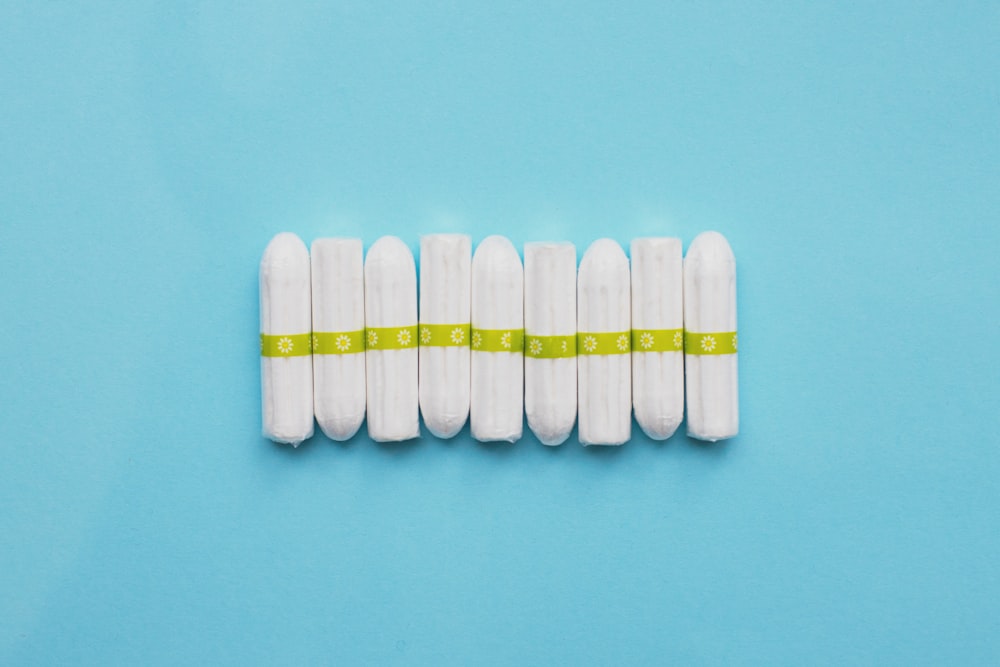 weiße ovale Medikamentenpille auf türkisfarbener Oberfläche