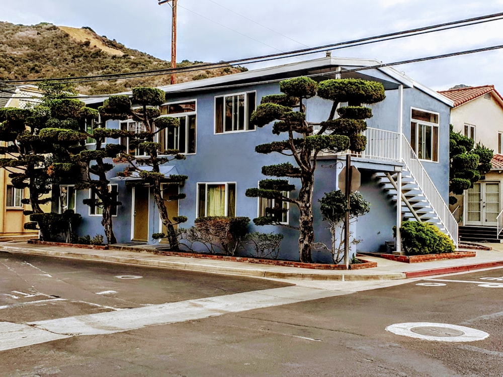 Casa de hormigón blanco y marrón