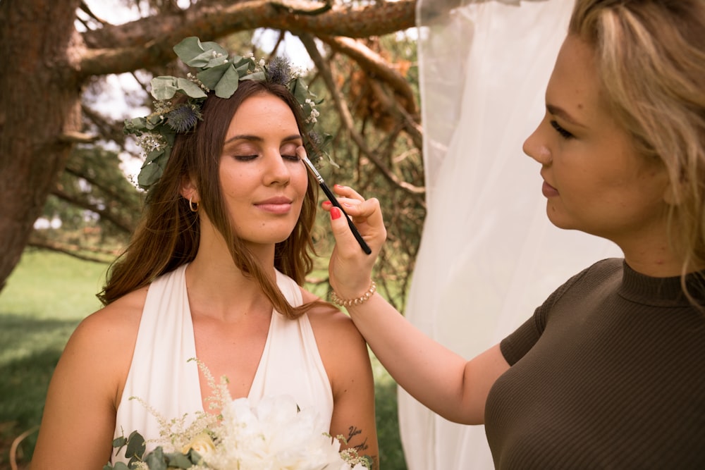 mulher no vestido floral branco segurando um telefone