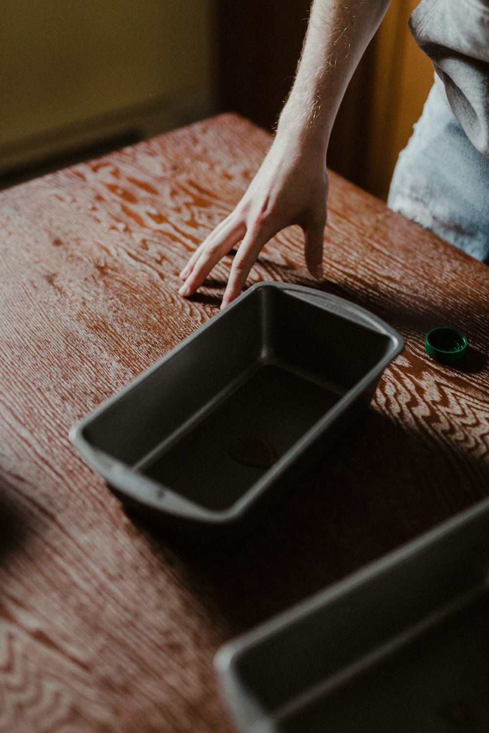 iPhone noir sur table en bois marron