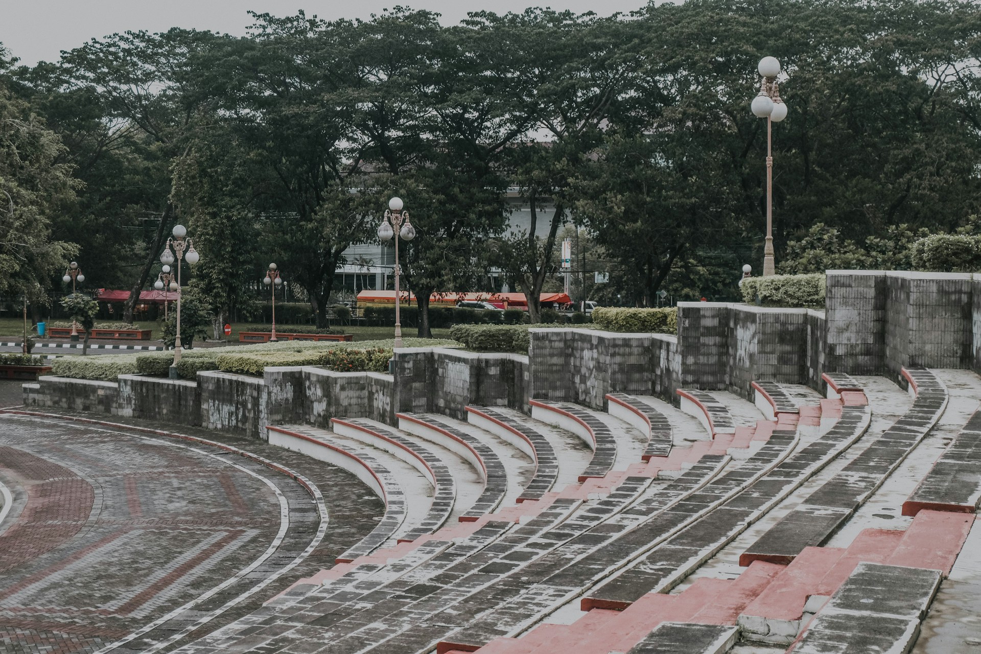 gray computer monitor