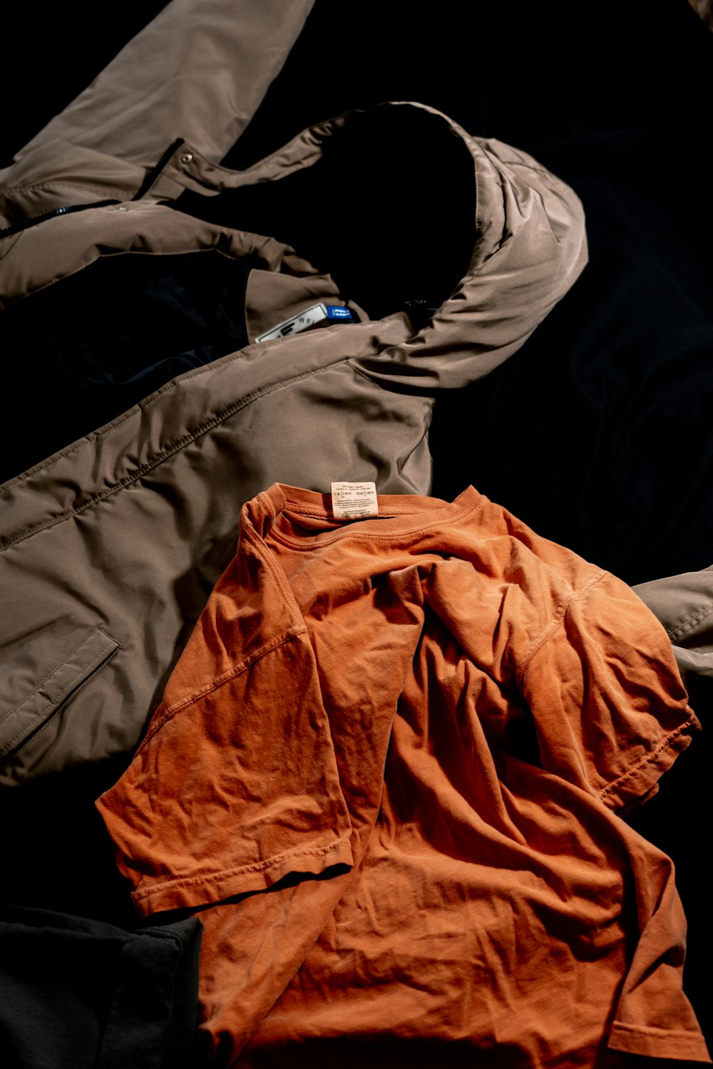 orangefarbenes Langarmshirt auf schwarzem Textil
