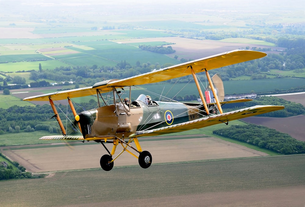 aereo giallo e nero su terreno di cemento grigio durante il giorno