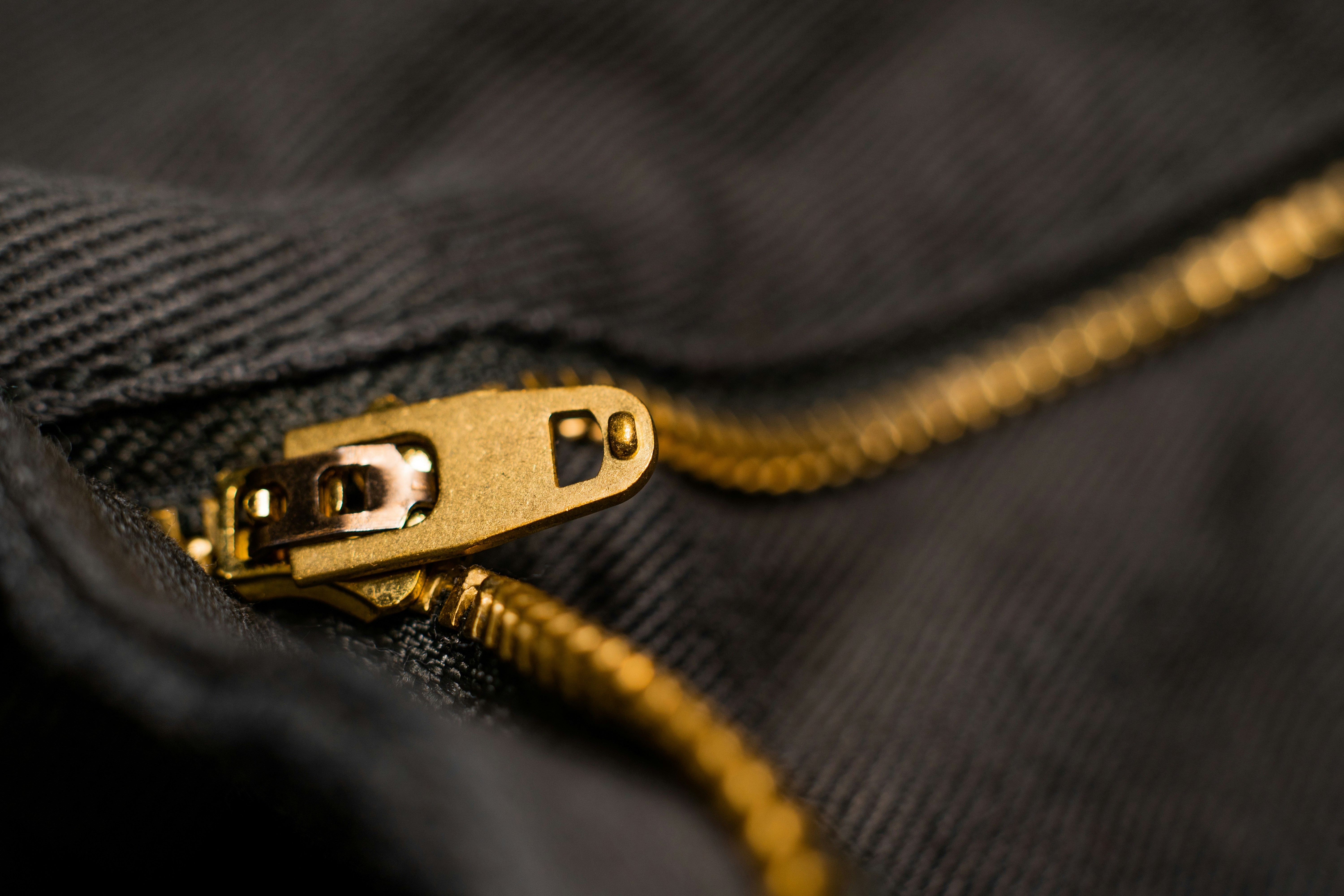 Teeth, Tape, and Thirty Years of Failure: The Slow, Grinding Birth of the Zipper