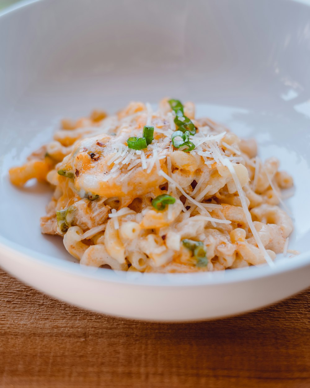 Pasta mit grünem Blatt auf weißem Keramikteller