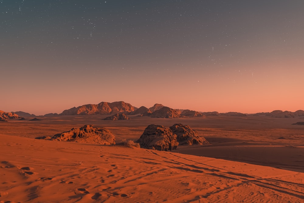 sable brun sous le ciel bleu pendant la nuit