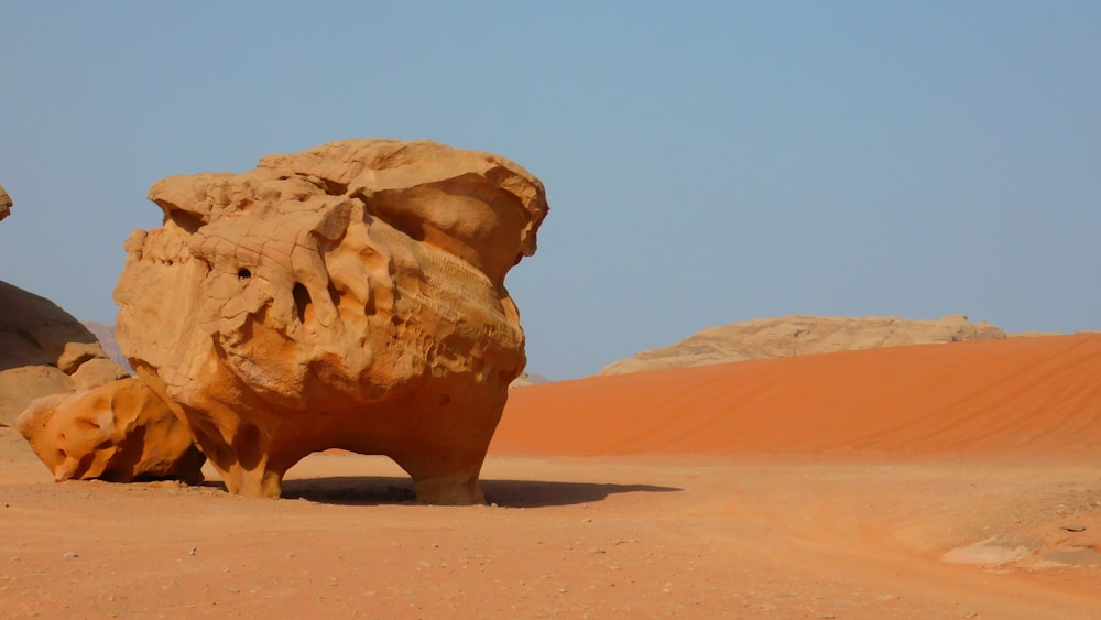 Formation rocheuse brune sur sable brun pendant la journée