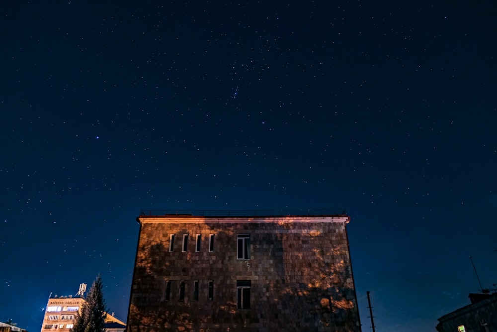 edificio in mattoni marroni durante la notte