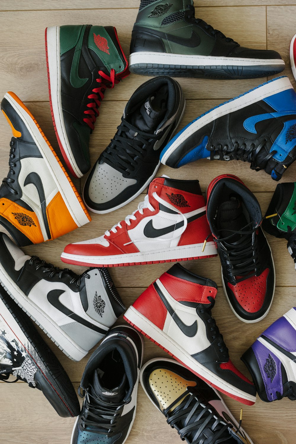 Foto Zapatillas Nike de colores surtidos sobre suelo de madera marrón –  Imagen Zapato gratis en Unsplash