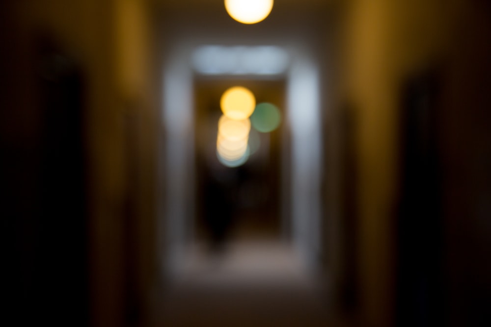 lâmpada acesa em um quarto escuro