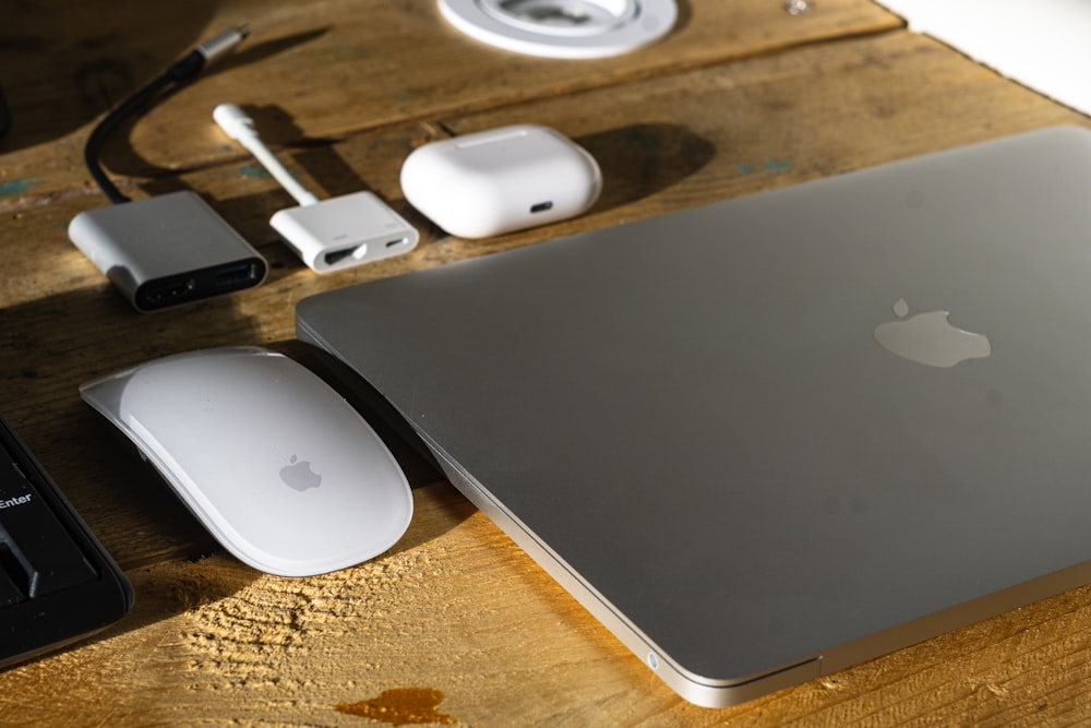 갈색 나무 테이블에 애플 매직 마우스