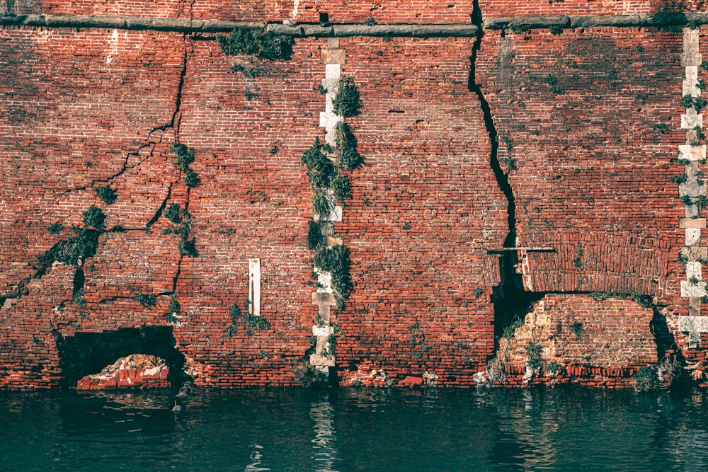 Muro di mattoni di cemento rosso e marrone