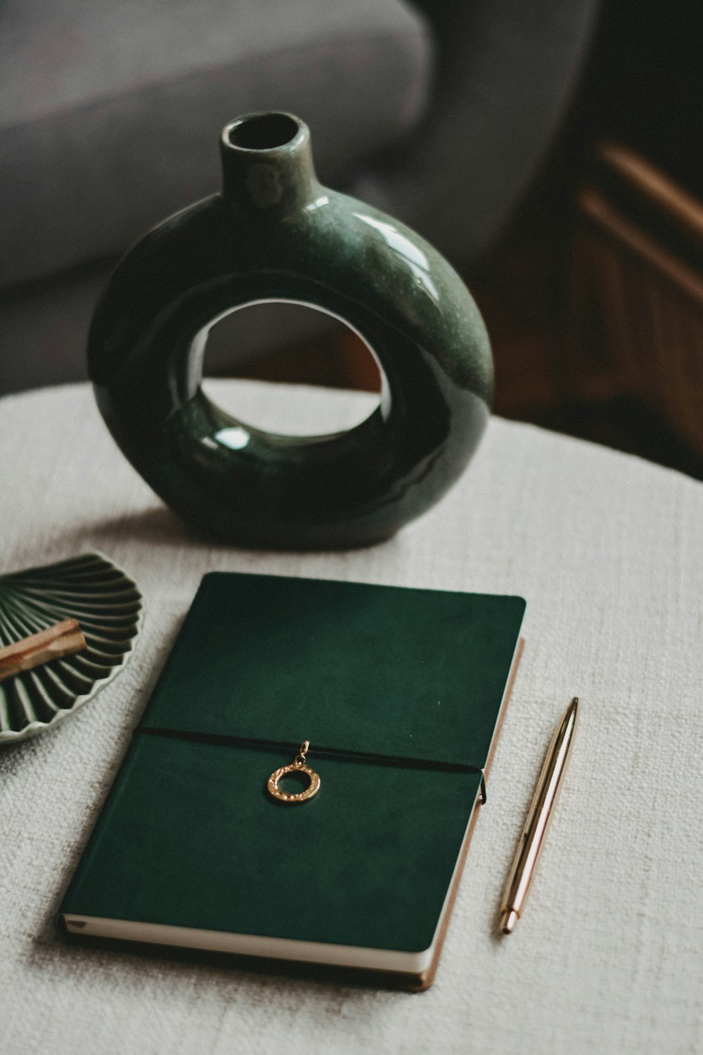 bague ronde noire et argent sur livre vert