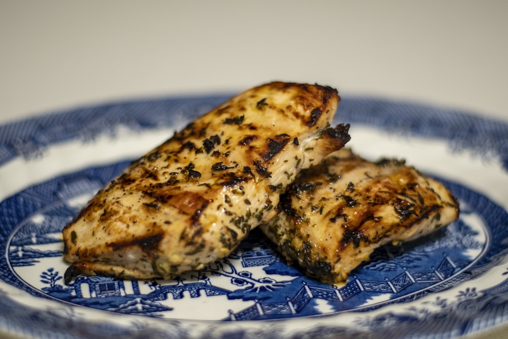 pan moreno en plato de cerámica blanca y azul