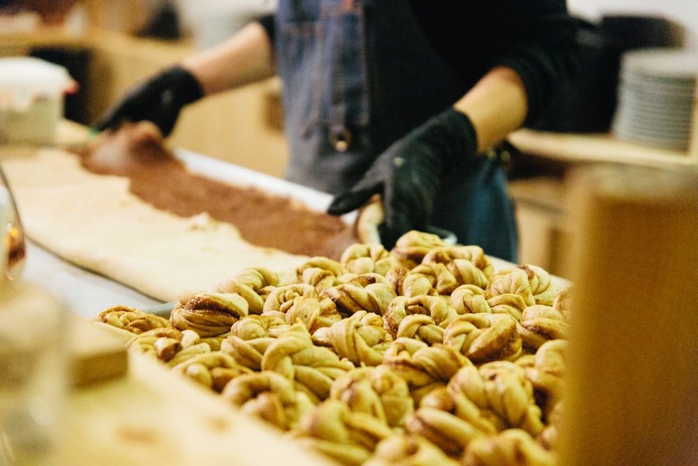 braune Nüsse auf braunem Holztisch