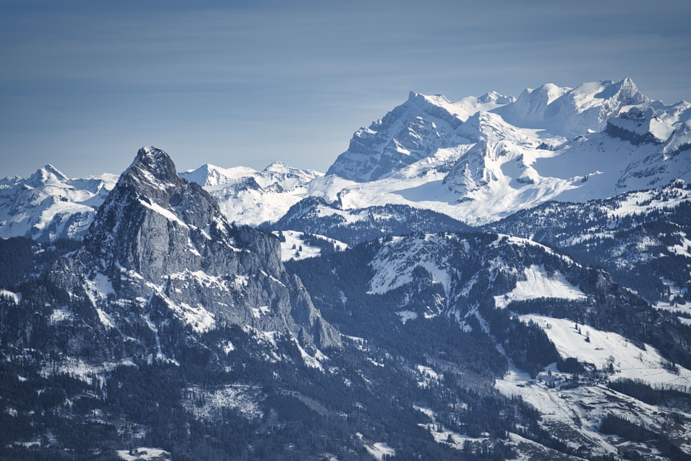 montanha coberta de neve durante o dia