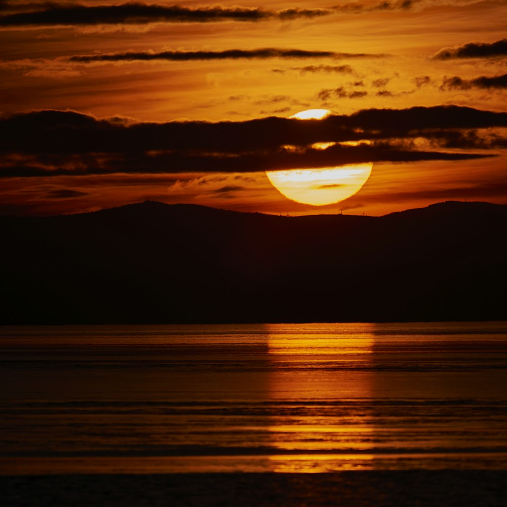 Silueta de montañas durante la puesta del sol