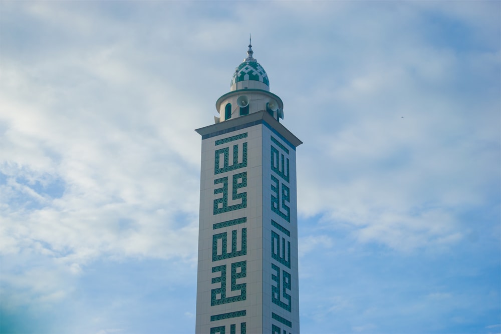 Edificio de gran altura azul y blanco bajo el cielo azul durante el día