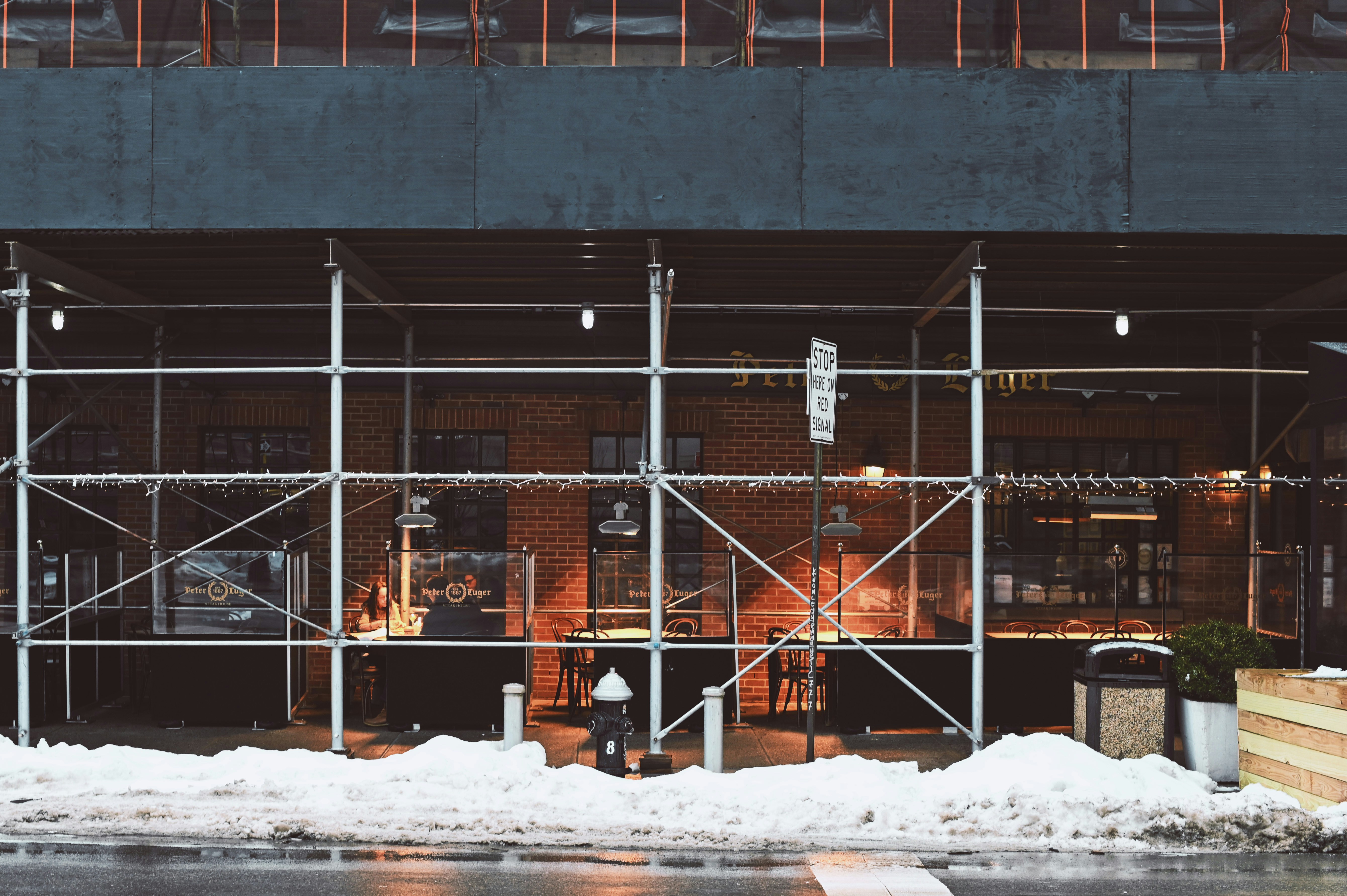 bâtiment brun et noir pendant la journée