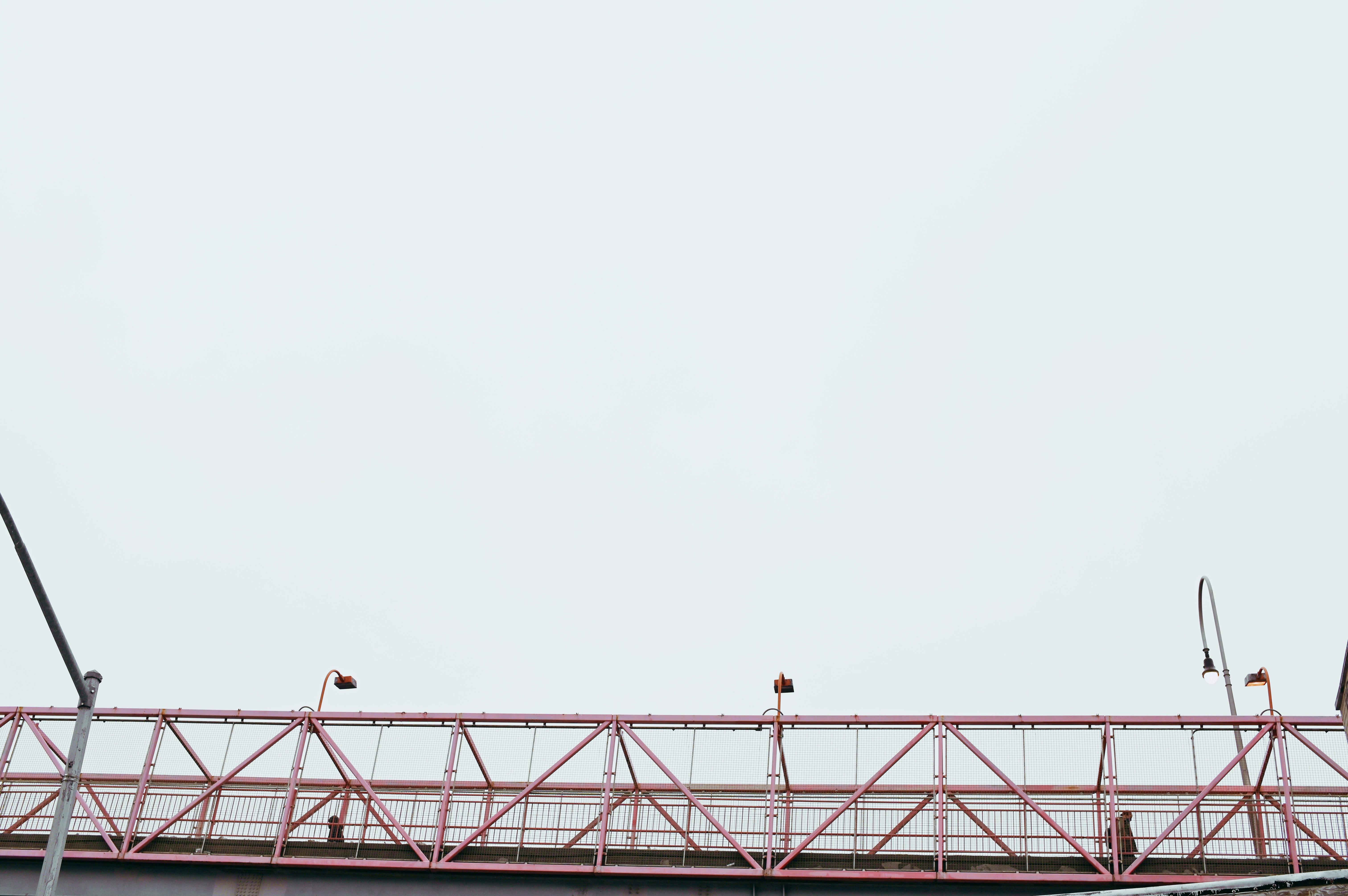 바이에른 대 첼시 - person standing on the bridge