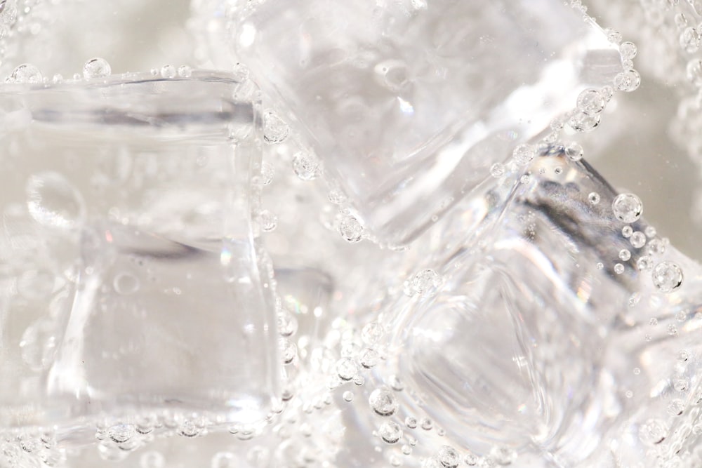 白い布地に透明なガラス容器