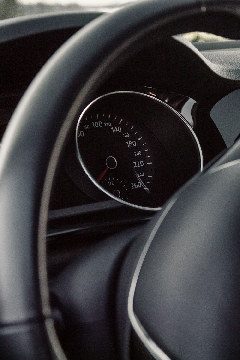 Cuadro de instrumentos del coche negro